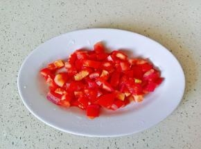 番茄切成小丁。