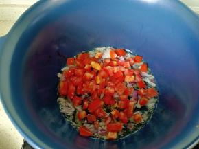 砂锅放洋葱丁爆香，下番茄翻炒。