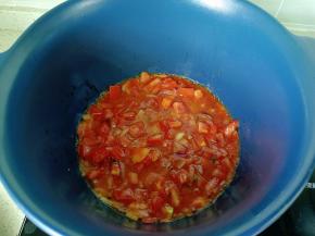 炒出番茄汤汁。