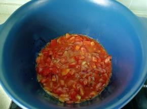 炒出番茄汤汁。