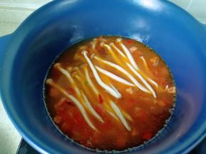 加适量的水，加茶树菇开大火煮开。