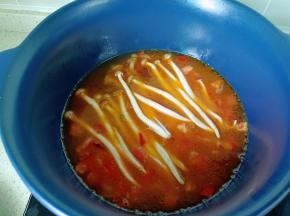 加适量的水，加茶树菇开大火煮开。