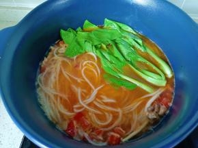 最后加青菜烫熟，加盐，胡椒粉调味即可。