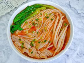 番茄煮好的汤汁，酸香开胃，米粉爽滑，嗦粉人的最爱！