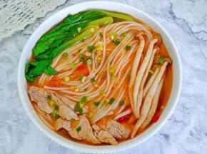 番茄煮好的汤汁，酸香开胃，米粉爽滑，嗦粉人的最爱！