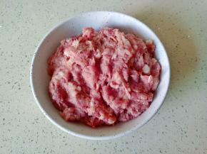 猪肉去除筋膜，剁成泥。