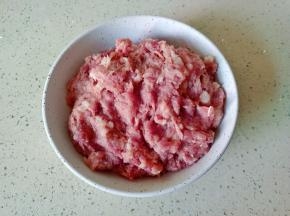猪肉去除筋膜，剁成泥。