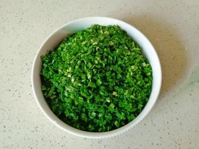 韭菜洗净控水再切成沫。