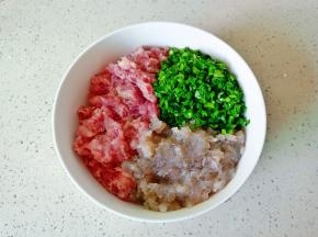 对虾剥壳剁成泥与猪肉馅，韭菜末放一起。