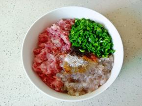 加盐与胡椒粉。