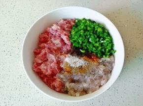 加盐与胡椒粉。