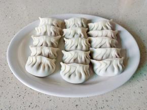 饺子皮放上肉馅包好。