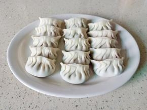 饺子皮放上肉馅包好。