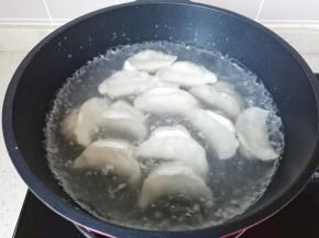 锅里水开放入饺子开大火煮。