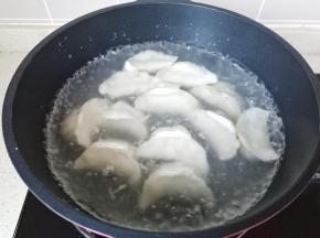 锅里水开放入饺子开大火煮。