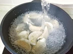 煮饺子期间添加两次清水，煮到饺子再次浮起即可。