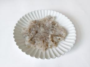 对虾剥壳去虾线，切成虾泥。