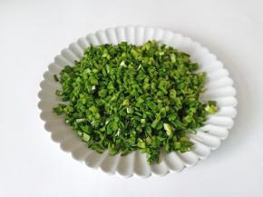 韭菜洗干净后控水再切小丁。