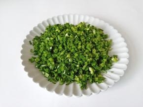 韭菜洗干净后控水再切小丁。