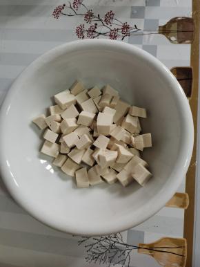 嫩豆腐切成小块放入碗中！
