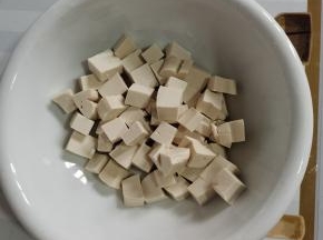 嫩豆腐切成小块放入碗中！