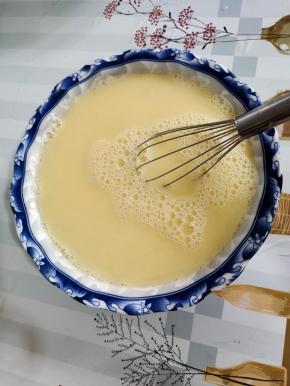 鸡蛋6个打入碗中，放入一勺盐，600克水（1.5倍），用手动打蛋器打散！搅拌均匀！