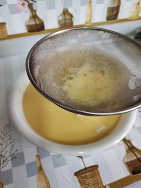 搅打好的蛋液过筛，放入嫩豆腐的碗中！
