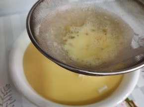 搅打好的蛋液过筛，放入嫩豆腐的碗中！