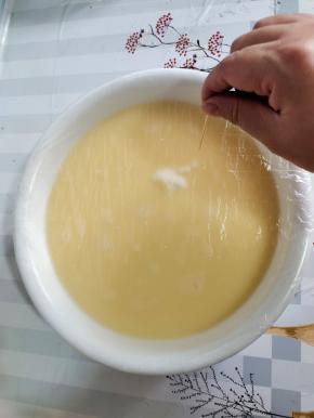 套上保鲜膜，用牙签扎几个孔！