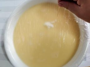 套上保鲜膜，用牙签扎几个孔！