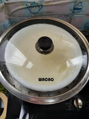 水开，放入蒸锅，大火蒸15分钟，再关火焖5分钟！