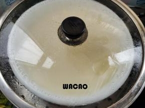 水开，放入蒸锅，大火蒸15分钟，再关火焖5分钟！