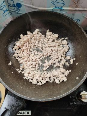起锅烧油，放入肉末煸炒至肉末变色！