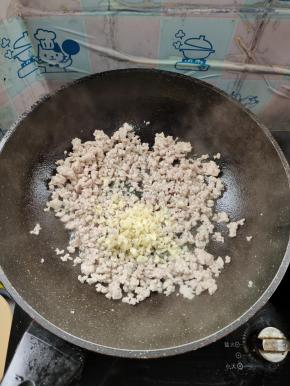 放入蒜末，姜末爆香！