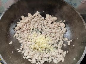 放入蒜末，姜末爆香！
