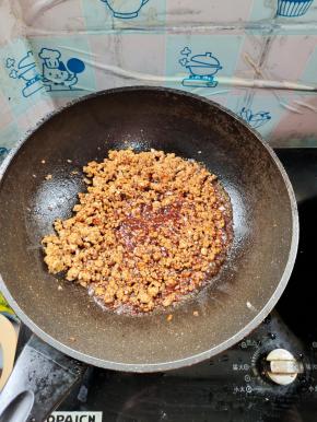 放入生抽，老抽，蚝油翻炒均匀！