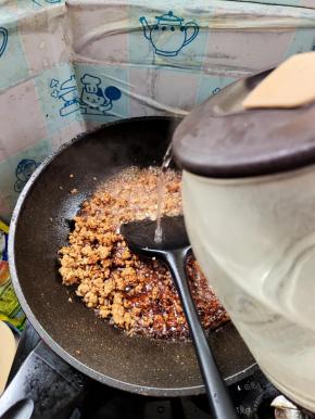 加入半碗开水，煮2分钟左右！