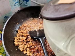 加入半碗开水，煮2分钟左右！