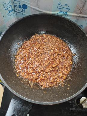 放入适量的水淀粉勾薄芡！（一勺淀粉加入适量的水搅拌均匀调成水淀粉！）