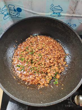 关火，撒上适量的葱花！