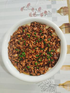 把做好的肉末铺在鸡蛋羹上即可！