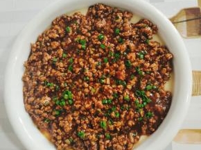 把做好的肉末铺在鸡蛋羹上即可！