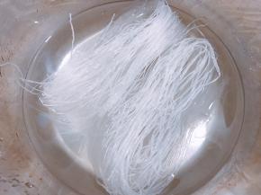 粉丝用清水泡软