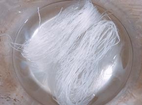 粉丝用清水泡软