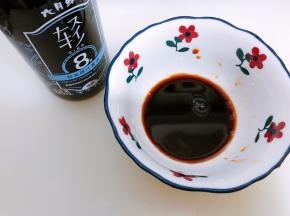 碗里加入六月鲜轻盐原汁酱油，蚝油和清水搅拌均匀