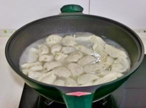 锅中水烧开下饺子，大火煮，饺子漂在水面代表熟了。