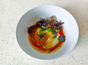 调一个料汁:生抽一勺，芝麻油一勺，紫菜，鸡精，葱花少许。