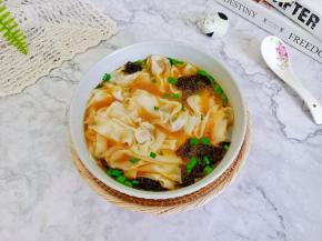 加入煮馄饨的原汤，放上馄饨就可以开吃了。