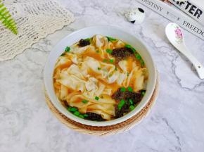 加入煮馄饨的原汤，放上馄饨就可以开吃了。