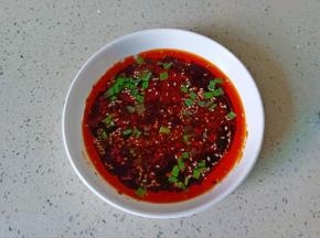 拌料:生抽、醋，芝麻油，辣椒酱各一勺，芝麻、葱花拌一起。